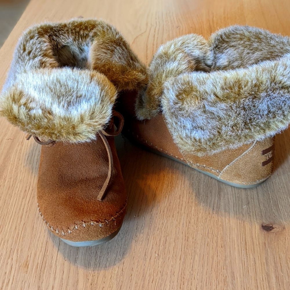 Toms Suede Boots/Moccasins Size 9 - Like new